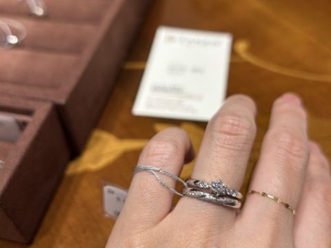 【TANZO.(鍛造指輪)の口コミ】 切れ込みが２つ入っており、場所によって加工が変わるので角度によって印…