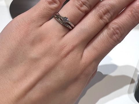 【ラザール ダイヤモンド(LAZARE DIAMOND)の口コミ】 指輪のデザインな豊富でいくつか試着させていただいた中で、ウェーブのデ…