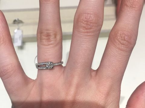 【Fred(フレッド)の口コミ】 他にないアシメントリーのデザインはとても素敵でした。人と被らず、かな…