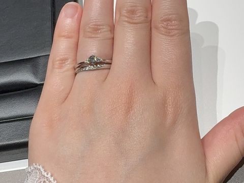 【ラザール ダイヤモンド(LAZARE DIAMOND)の口コミ】 ダイヤがとても輝き、ストレートのリングなのに滑らかなウェーブをダイヤ…