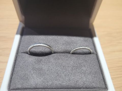 【ECRIN(エクラン)の口コミ】 ほかの指輪ではあまり見ないデザインで、女性用だけダイヤがついていたり…