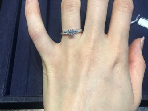 【デビアス(DE BEERS)の口コミ】 上下にパヴェがセッティングされた都会的なデザインです。またダイヤの高…