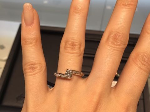 【ROYAL ASSCHER(ロイヤル・アッシャー)の口コミ】 流れるようなデザインで、サイドのダイヤが人から見ても自分側から見ても…