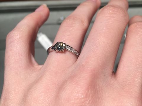 【和光ブライダルブティックギンザの口コミ】 アシメントリーのデザインになっており、片側だけにパヴェダイヤがセッテ…