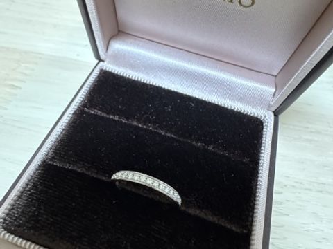 【アイプリモ(I-PRIMO)の口コミ】 細いけれど、メレダイヤの輝きのおかげで存在感がすごいです。付け心地も…