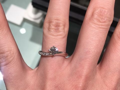 【MIKIMOTO(ミキモト)の口コミ】 流れるようなデザインで、相手側からみてパヴェダイヤがキラキラ輝いて見…