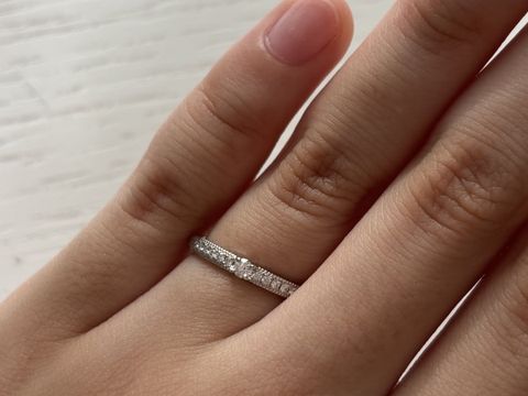 【エクセルコダイヤモンド(EXELCO DIAMOND)の口コミ】 ハーフエタニティ・ミル打ち・真ん中に一粒ダイヤモンドの3点に惹かれまし…