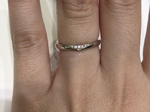 【4℃ BRIDAL(ヨンドシーブライダル)の口コミ】 試着して、ちょっと悩んでしまった指輪です。
男女ペアで、すごく可愛いし…