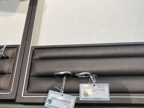 【アイプリモ(I-PRIMO)の口コミ】 ウェーブデザインで、小さいダイヤモンドがキラキラしていてとても可愛い…