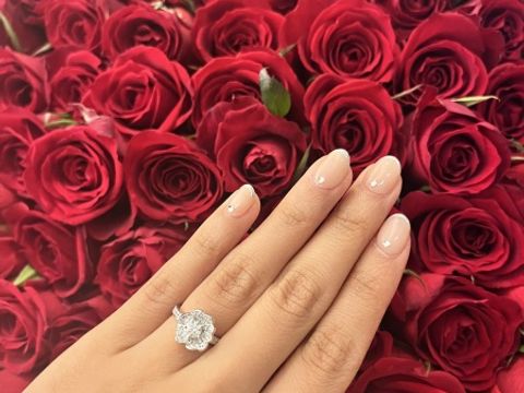 【宝寿堂(ほうじゅどう)の口コミ】 お花が大きく、つけているととても目立ちます。真ん中に大きなダイヤモン…