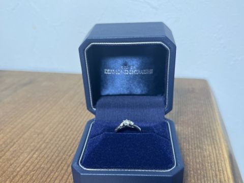【銀座ダイヤモンドシライシの口コミ】 リングのデザインは相手の手の雰囲気に合うようにウェーブを選択、メイン…