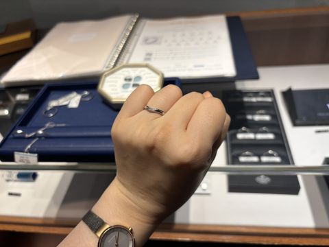 【銀座ダイヤモンドシライシの口コミ】 指輪のデザインも指がきれいに見えることや使えば使うほどになじんでくる…