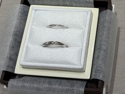 【LUCIE(ルシエ)の口コミ】 彼とペアのデザインですが、女性用のリングは細身のデザインで指が細長く…