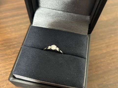 【ラザール ダイヤモンド(LAZARE DIAMOND)の口コミ】 華やかかつ指が細く見えるようなデザインがお気に入りです！特に中央にい…