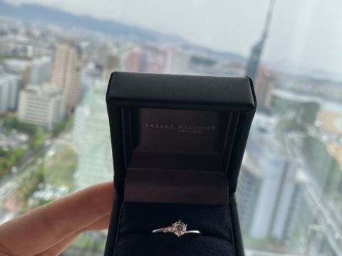 【ラザール ダイヤモンド(LAZARE DIAMOND)の口コミ】 1つの大きなダイヤモンドの隣に2つ小さなダイヤモンドが並んで着いている…