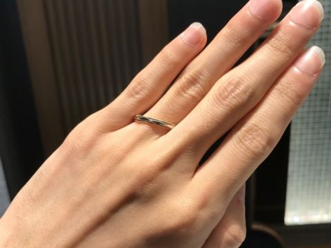 【&tique(アンティック)の口コミ】 カットリングのデザインを探していて、彼女の希望のミル打ちのデザインも…