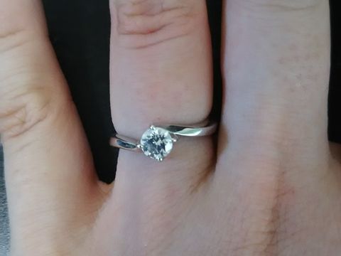 【アイプリモ(I-PRIMO)の口コミ】 プラチナでシンプルなデザインでソリテール(1粒)タイプのもの。また指が太…