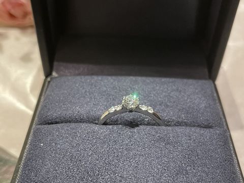 【ラザール ダイヤモンド(LAZARE DIAMOND)の口コミ】 思った以上に七色に輝く指輪で、指も綺麗に見せてくれます。キラキラして…