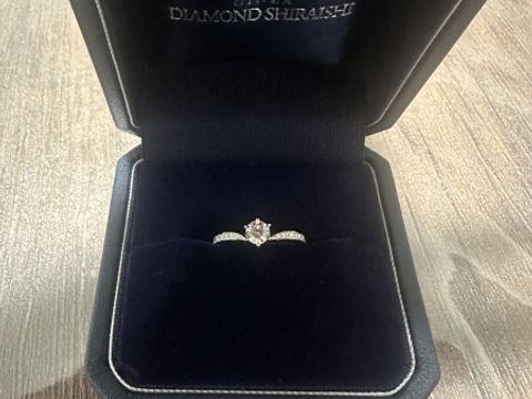 【銀座ダイヤモンドシライシの口コミ】 指輪は彼女が実際に指につけて綺麗に見えると思ったものを選択しました。…
