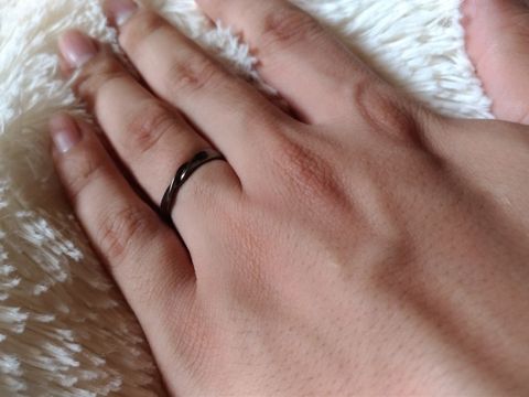 【JEWELRY  KAMATA(ジュエリーかまた)の口コミ】 シンプルなデザインとつけたときのフィット感。後述しますが、指輪の内側…