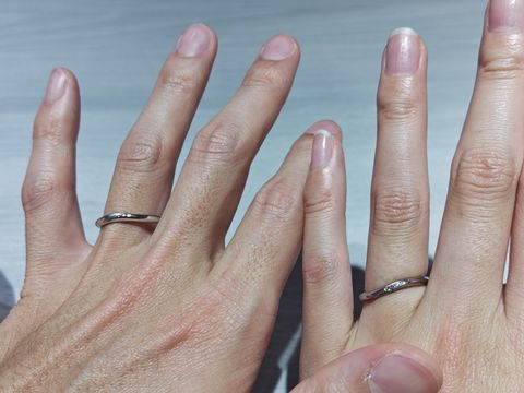【銀座ダイヤモンドシライシの口コミ】 やわらかなウェーブデザインが指に自然になじみ、飽きのこない上品なデザ…