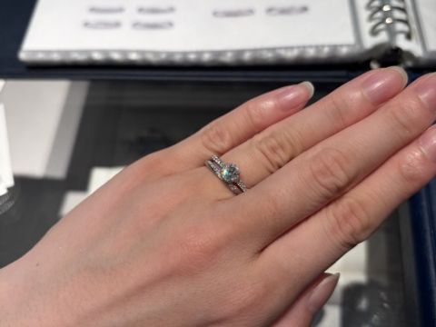 【銀座ダイヤモンドシライシの口コミ】 ダイヤの周りにメレダイヤがついていて、ゴージャスです
ハイブランドで同…