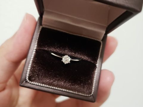 【アイプリモ(I-PRIMO)の口コミ】 シンプルですが、色あせることのないデザインです。プロポーズの時に渡す…