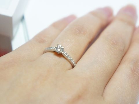 【ギンザタナカブライダル(GINZA TANAKA BRIDAL)の口コミ】 婚約指輪は星形のツメにダイヤ一つのシンプルなものが良いと決めていまし…