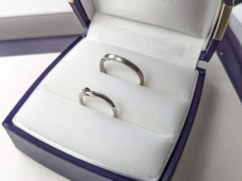 【俄(にわか)の口コミ】 ストレートラインではなくて、ゆるやかなラインのリングです。
ダイヤは中…