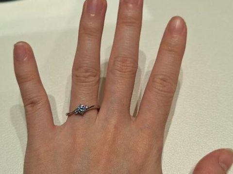 【アイプリモ(I-PRIMO)の口コミ】 サイドに2石のメレダイヤが配置された上品なデザインです。センターダイヤ…