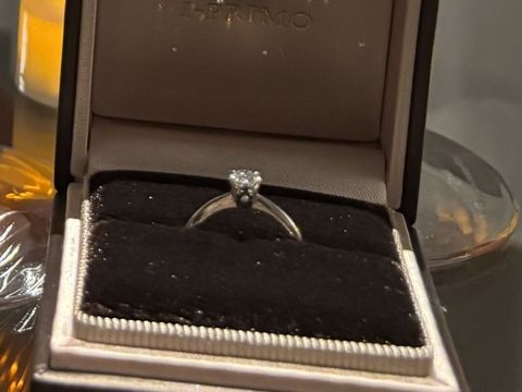 【アイプリモ(I-PRIMO)の口コミ】 彼がサプライズでプロポーズしてくれました。ダイヤを購入して、仮のリン…