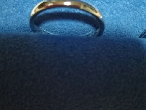 【銀座ダイヤモンドシライシの口コミ】 メレダイヤがついているタイプと、結婚指輪の定番というイメージのシンプ…