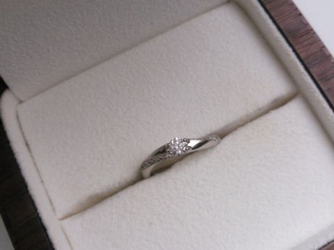 【Ponte Vecchio(ポンテヴェキオ)の口コミ】 シンプルなデザインで真ん中にだけダイヤモンドがついているオーソドック…