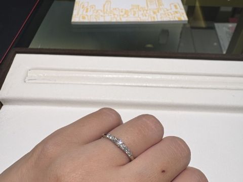 【ラザール ダイヤモンド(LAZARE DIAMOND)の口コミ】 ダイヤモンドが7石並んでいるデザインがめずらしくとても可愛いなぁと思っ…