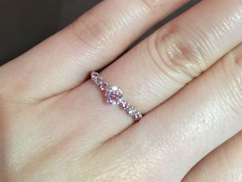 【HOSHI no SUNA 星の砂(ほしのすな)の口コミ】 サイドにもダイヤモンドがあって、ピンクサファイヤのタイプをつけました…