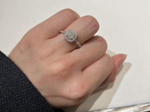 【ティファニー(Tiffany & Co.)の口コミ】 中心の大きなダイヤモンドが非常に目立つ特別感のある婚約指輪です。離れ…