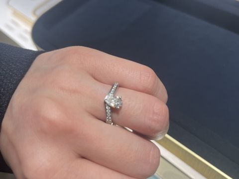 【ショーメ(CHAUMET)の口コミ】 ショーメらしい派手さと可愛らしさで特別感のある婚約指輪だとおもいます…