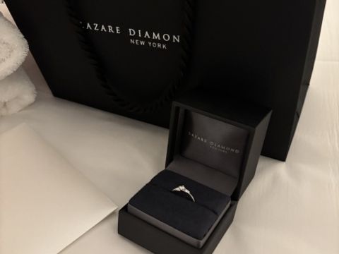 【ラザール ダイヤモンド(LAZARE DIAMOND)の口コミ】 ダイヤモンドの輝きとプラチナのリングがとても上品です。アシンメトリー…