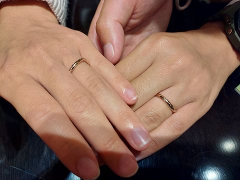 【ケイウノ ブライダル(K.UNO BRIDAL)の口コミ】 色がピンクゴールドになっていてお肌への馴染みがとてもよく、裏にもオリ…