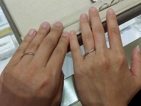 【4℃ BRIDAL(ヨンドシーブライダル)の口コミ】 デザインはシンプルで、ダイヤは3つついており、色はシルバーで普段使いし…