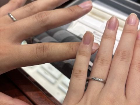 【ケイウノ ブライダル(K.UNO BRIDAL)の口コミ】 全体的に丸いので可愛らしいデザインでした。ダイヤの数的にもすてきだっ…