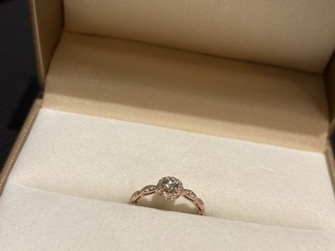 【Stel Giurare(ステルジュラーレ)の口コミ】 実物を見た時に一目惚れする可愛さです。中央で一際輝くダイヤモンドが映…