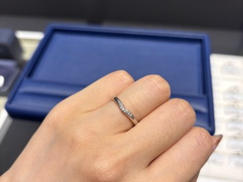 【銀座ダイヤモンドシライシの口コミ】 緩いV字なので指が綺麗に見えるところがおすすめポイントです。中心部とサ…