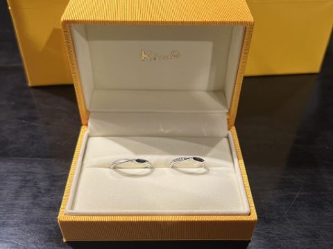 【ケイウノ ブライダル(K.UNO BRIDAL)の口コミ】 指が綺麗に見えるデザインにしたく、V字のもの中心で見ていました。お互い…