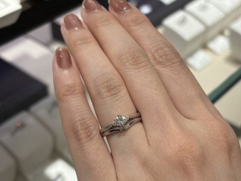 【俄(にわか)の口コミ】 公式サイトで見つけてとても好みで、最初に試着しに行きました。中心にい…