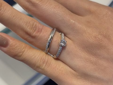 【銀座ダイヤモンドシライシの口コミ】 シンプル、かつ煌びやかな指輪を探していました。指が綺麗に見える、何十…