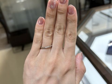 【俄(にわか)の口コミ】 シンプルなデザインでダイヤの主張も適度に感じられる3石ストレートのこと…