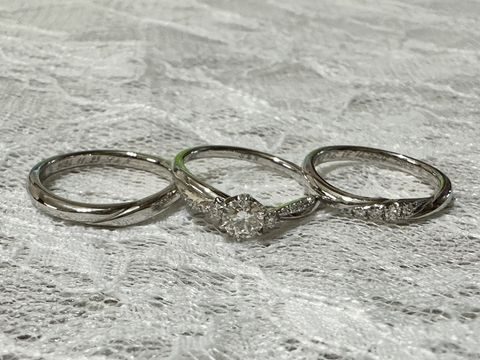 【銀座ダイヤモンドシライシの口コミ】 シンプルで飽きがこないデザインです。ダイヤが斜めのライン上に入ってい…