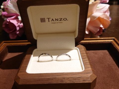 【TANZO.(鍛造指輪)の口コミ】 シンプルながらにデザインが細かく遠目から見てもキラキラ輝いているよう…