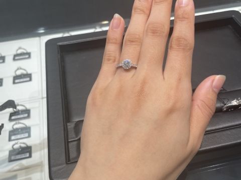 【ラザール ダイヤモンド(LAZARE DIAMOND)の口コミ】 指輪のデザイン重視で選びました。ダイヤモンドの周りに縁がついているデ…